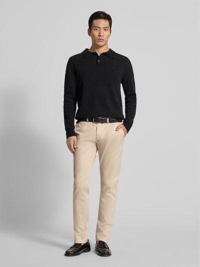 Männermodel trägt Straight Fit Chino mit Gesäßtaschen von MCNEAL aus elastischem Baumwoll-Mix in Beige, Ganzkörperansicht von vorne.