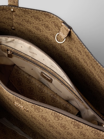 Produktfoto, Tote Bag mit Allover-Logo-Print Modell 'Brenton' von GUESS, brauner Print, offenes Hauptfach, herausnehmbare Innentaschen, Logo-Detail