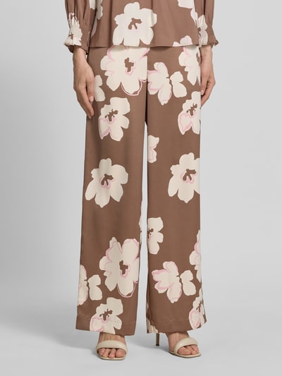 Frauenmodel trägt Loose Fit Satinhose mit Allover-Muster von s.Oliver BLACK LABEL mit floraler Optik, Satin-Material, Nahaufnahme Unterteil.