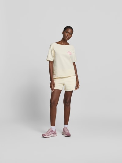 Frauenmodel trägt Shorts mit Modal-Anteil von Juvia in Beige, Baumwoll-Mix mit Modal-Anteil, Regular-Fit, Eingrifftaschen, elastischer Bund, Tunnelzug, Ganzkörperansicht von vorne.