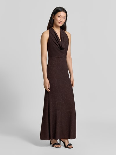 Frauenmodel trägt Slim Fit Abendkleid in Glitzer-Optik von Rinascimento, braun mit Wasserfall-Ausschnitt, Ganzkörperansicht von vorne. Elastischer Material-Mix, ärmellos, Rückenlänge 150 cm, Brustweite 44 cm bei Größe S.