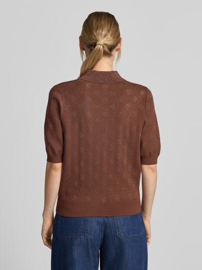 Frauenmodel trägt Relaxed Fit Pullover aus Viskose-Mix Modell 'KRAB' von Essentiel Antwerp in Braun mit dezentem Muster, Ganzkörperansicht Rückansicht. Damen Pullover von Essentiel Antwerp.