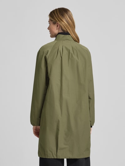 Frauenmodel trägt Mantel mit Stehkragen und Zweiwege-Reißverschluss von Fuchs Schmitt in Khaki, Material-Mix, Relaxed Fit, Rückansicht