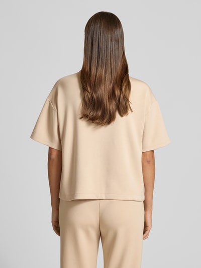 Frauenmodel trägt Jacke mit Umlegekragen von Christian Berg Woman aus Elastischer-Material-Mix in Beige, Gerader-Schnitt, 1/2-Arm, AufgesetzteTaschen, Ganzkörperansicht Rückansicht.