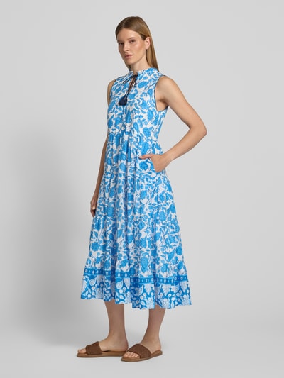 Frauenmodel trägt Midikleid im Allover-Look von MORE & MORE in Blau und Weiß aus Reine Baumwolle, A-Linie, Stehkragen, Schnürung, Ganzkörperansicht von vorne.