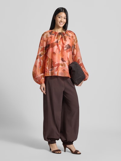 Vrouwenmodel draagt Relaxed Fit blouse met all-over bloemenprint Model 'Sabrona' van Ted Baker, transparant, plooien, met lange mouwen, Dames blouse, ruglengte maat 36: 56 cm, mouwlengte maat 36: 74 cm, voorkant volledige lichaamsopname.