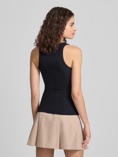 Frauenmodel trägt Tanktop mit Rundhalsausschnitt von Review aus Baumwoll-Mix mit Stretch-Anteil, Feinripp, Körpernaher-Schnitt, Ganzkörperansicht Rückansicht.