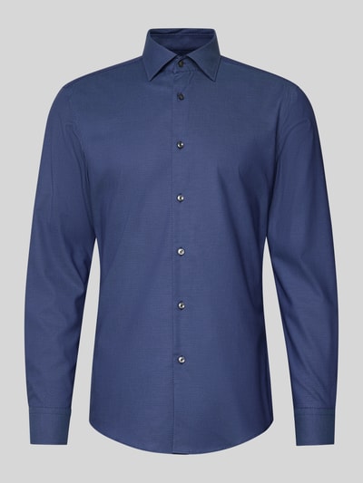 Produktfoto, Slim Fit Businesshemd aus Baumwoll-Mix Modell 'HANK' von BOSS, Unifarben, Struktur, Kentkragen, durchgehende Knopfleiste, Langarm, 1-Knopf-Manschette, leicht abgerundeter Rumpfabschluss, bügelleicht, Farbe Blau, dezente Struktur-Oberfläche.