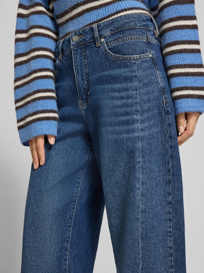 Kobieta nosi Barrel Fit Jeans Modell 'Caia' od someday., niebieski dżins, bawełna z dodatkiem lyocellu, skośne kieszenie, szerokość w rozmiarze 36: 39 cm, długość nogawki wewnętrznej w rozmiarze 36: 65 cm, zbliżenie na górną część ciała