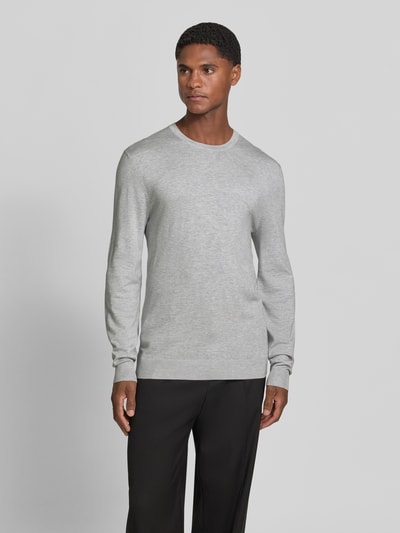 Männermodel trägt Strickpullover mit geripptem Rundhalsausschnitt von MCNEAL in Hellgrau, taillierte Passform, Ganzkörperansicht von vorne.