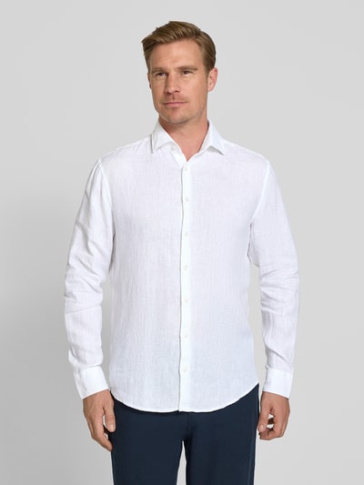 Männermodel trägt Regular Fit Business-Hemd aus Leinen mit Kentkragen von SEIDENSTICKER, weiß, glatte Textur, Knopfleiste, Ganzkörperansicht von vorne, Rückenlänge bei Größe 40: 79 cm, Schulterbreite: 46 cm, Ärmellänge: 67 cm.
