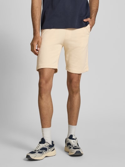 Männermodel trägt Sweatshorts mit elastischem Bund Modell 'KARLOS' von Blend, Baumwoll-Mix, beige, Regular Fit, Nahaufnahme Oberschenkel, Vorderansicht.