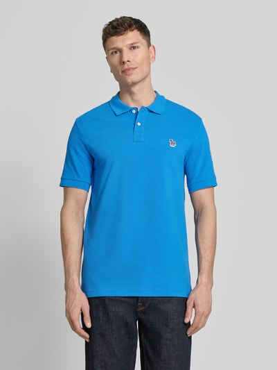 Männermodel trägt Regular Fit Poloshirt mit Knopfleiste von PAUL SMITH aus reiner Baumwolle, Stitching, Farbe Blau, Ganzkörperansicht von vorne. Rückenlänge bei Größe M: 76 cm.