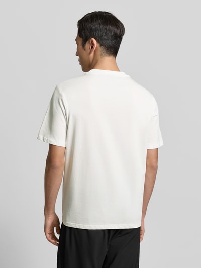 Męski model nosi T-Shirt mit Label-Detail od Antony Morato, czysta bawełna, krój regular fit, biały kolor, widok całej sylwetki z tyłu.