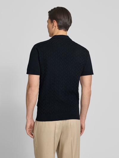 Männermodel trägt Regular Fit Poloshirt mit Strukturmuster Modell 'DYRVIK' von Casual Friday, Reine Baumwolle, Ganzkörperansicht Rückansicht.