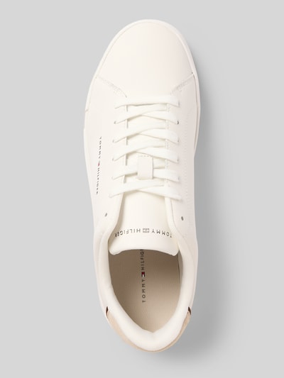 Produktfoto, Low Top Sneaker aus echtem Leder Modell 'TH COURT' von Tommy Hilfiger, unifarbenes Design, abgerundete Schuhspitze, flache Sohle, strukturierte Textur, Label-Prägung und Logo-Applikation, Schnürverschluss, dezente Kontrastdetails