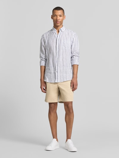 Männermodel trägt Chinoshorts aus Baumwoll-Mix Modell 'DOVER' von Tommy Hilfiger, Optik: Unifarben, Regular-Fit, Ganzkörperansicht von vorne.