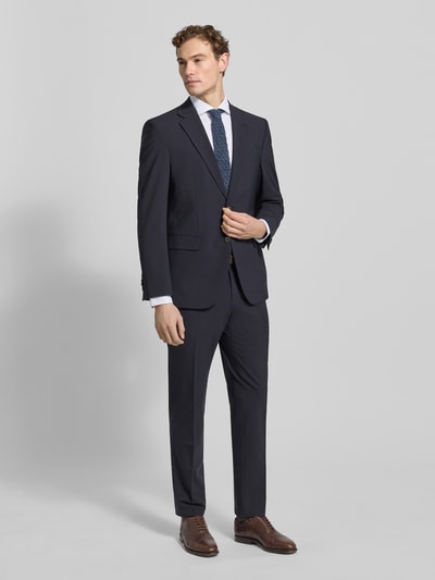 Mannenmodel draagt Regular Fit Business-Hemd met Haifischkragen van BOSS, effen wit, katoen-elastaanmix, volledige knoopsluiting, sportmanchetten, voorkant volledige lichaamsopname.