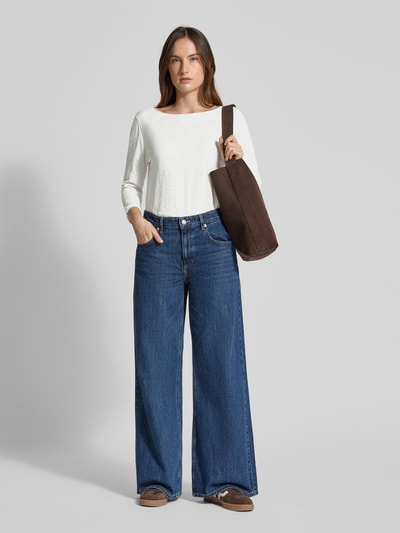 Frauenmodel trägt Regular Fit 3/4-Shirt aus reiner Baumwolle von s.Oliver RED LABEL in Unifarbe, U-Boot-Ausschnitt, Jersey, Ganzkörperansicht von vorne.
