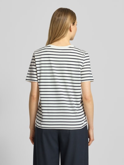 Frauenmodel trägt Regular Fit T-Shirt aus reiner Baumwolle von s.Oliver RED LABEL, weiß mit schwarzen Streifen, Jersey, Rückansicht.