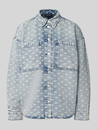 Produktfoto, Oversized Jeansbluse mit Alpaka-Anteil von Armani Exchange, jasnoniebieski Nadruk z logo na całej powierzchni, elastyczna mieszanka materiałów, Kołnierzyk koszulowy, Na całej długości listwa guzikowa, nakładane kieszenie na piersi, długość tyłu w rozmiarze S: 45 cm
