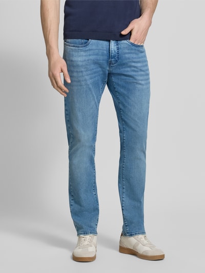 Mężczyzna nosi Tapered Fit Jeans im Used-Look Modell 'Lyon' von Pierre Cardin, jasnoniebieski bawełniany miks z domieszką wiskozy, kieszenie boczne, szerokość w rozmiarze 32/32: 42 cm, długość nogawki wewnętrznej w rozmiarze 32/32: 79 cm, widok całej sylwetki z przodu.
