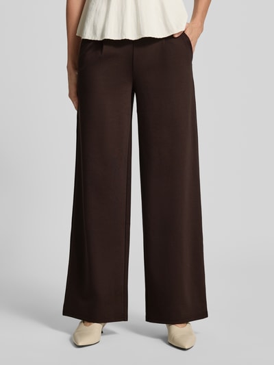 Frauenmodel trägt Hose mit weitem Bein Modell 'KATE' von ICHI, unifarben, Viskose-Mix, elastischer Bund, Gesäßtasche, Nahaufnahme Unterkörper.