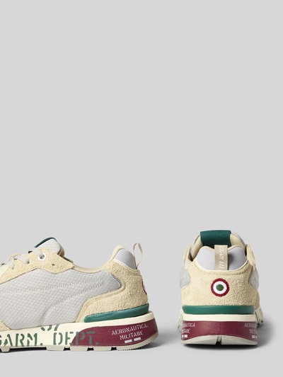 Produktfoto, Sneaker mit Logo-Detail Modell 'Napoli' von Aeronautica Militare in Beige und Weiß, abgerundete Form, leicht profilierte Sohle, Markenakzent, Absatzhöhe 4 cm, Schafthöhe 8 cm, Schaftweite 10 cm