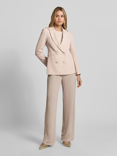 Vrouwenmodel draagt Blazer met doppelter Knopfleiste van Rinascimento in lichtbeige, reverskraag, getailleerd, paspelzakken, ruglengte maat S 64 cm, geheel vooraanzicht