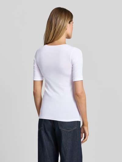 Modelka prezentuje damski t-shirt 'T-Shirt mit Ärmelaufschlag und Rundhalsausschnitt' od Marc Cain, mieszanka bawełny z dodatkiem streczu, dopasowany krój, okrągły dekolt, rękawy z zakładką, detal z logo, długość tyłu w rozmiarze 36: 60 cm, biała gładka tekstura, proste kształty, całkowity widok pleców.