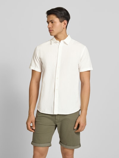 Männermodel trägt Regular Fit Freizeithemd aus Baumwoll-Leinen-Mix von Jack & Jones in Weiß, Kentkragen, Knopfleiste, Ganzkörperansicht von vorne. Rückenlänge 76 cm, Schulterbreite 50 cm, Ärmellänge 26 cm, Modell BREEZE, leichte Textur.