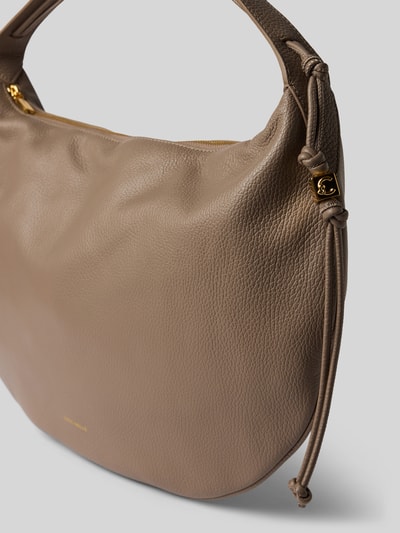 Produktfoto, strukturierte braune Shoulder Bag mit Logo-Print Modell 'Thess' von Coccinelle, Reißverschluss, goldene Details, Damen Accessoire