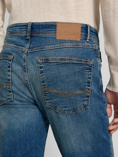 Männermodel trägt Jeans mit 5-Pocket-Design von Christian Berg Men aus Baumwoll-Elasthan-Mix, Gerader-Schnitt, Detailaufnahme Rückansicht.