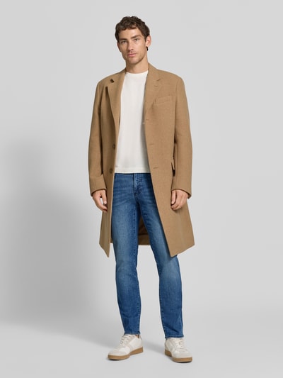 Männermodel trägt Modern Fit jeans uit katoenmix Model 'Chuck' van Brax in denimlook met mid waist, labelpatch, 5-pocketmodel, twill, Ganzkörperansicht van voren