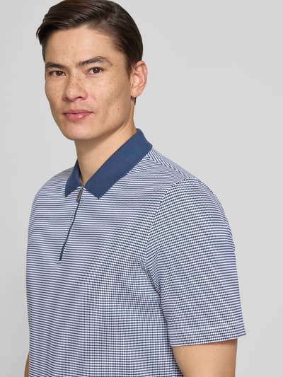 Männermodel trägt Regular Fit Poloshirt mit Reißverschluss von MAERZ Muenchen in Two-Tone-Machart und Strukturmuster, Nahaufnahme Oberkörper.