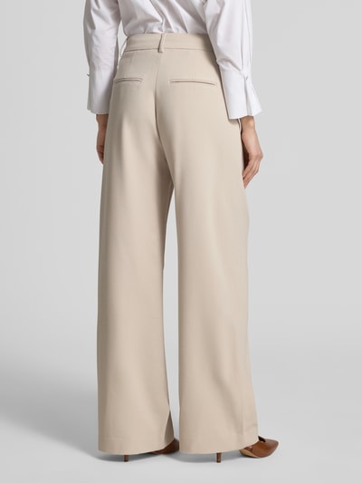 Frauenmodel trägt High Waist Hose mit Viskose-Anteil Modell 'Mirabelle Michelle' von MSCH Copenhagen in Beige, Material-Mix, Produktkontext, Ganzkörperansicht Rückansicht.