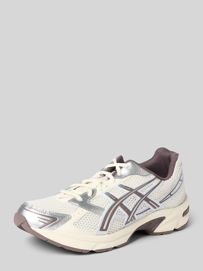 Produktfoto, Sneaker mit Schnürung Modell 'GEL-1130' von ASICS in Beige mit silbernen und braunen Details, abgerundete Spitze, profilierte Sohle, Absatzhöhe 4 cm, Schafthöhe 6 cm, Schaftweite 7 cm, Label-Details sichtbar