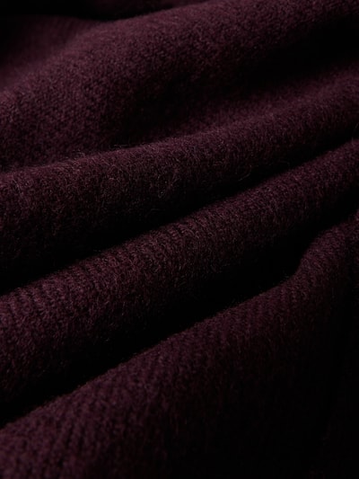 Produktfoto, Set Mütze und Schal aus reiner Schurwolle mit Geschenkbox von bugatti, weiche Strick-Optik in dunklem Bordeaux, grobe Textur