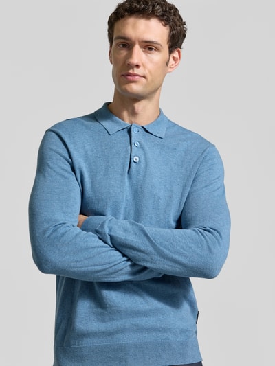 Männermodel trägt Regular Fit Strickpullover aus Baumwoll-Mix mit Kaschmir-Anteil von Casual Friday in Hellblau, Nahaufnahme Oberkörper. Rückenlänge bei Größe M 65 cm, Ärmellänge 69 cm, Polokragen, elastische Abschlüsse.