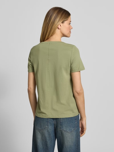 Vrouwenmodel draagt Regular Fit T-shirt uit puur katoen van s.Oliver RED LABEL, look: effen kleuren, motiefprint, pailletten, jersey, ronde hals, korte mouw, Ganzkörperansicht Rückansicht.