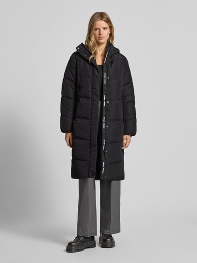 Only Płaszcz pikowany o kroju relaxed fit z kapturem model ‘MAGGI LIFE’ Czarny 1