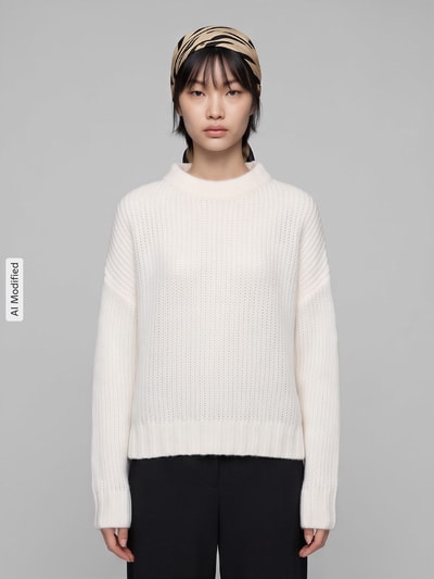 Frauenmodel trägt Oversized Pullover aus Woll-Mix aus Alpaka-Anteil Modell 'Sloossy' von HUGO, cremefarben, Damen Pullover, Ganzkörperansicht von vorne, KI-modifiziertes Bild