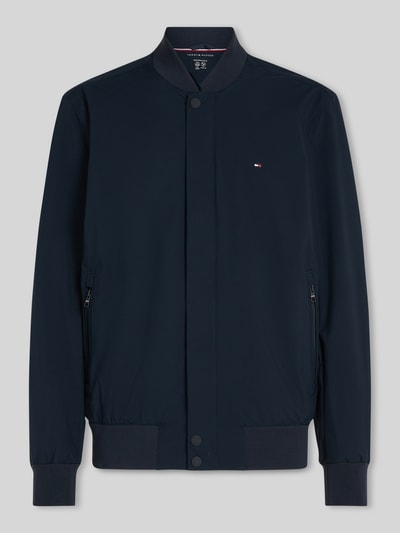 Produktfoto, Regular Fit Blouson mit wasserabweisender Funktion von Tommy Hilfiger, Optik: Unifarben, College-Kragen, Logo-Stitching, Druckknopf- und Reißverschluss, Langarm, Ärmelabschluss gerippt, Rumpfabschluss gerippt, winddicht, seitliche Reißverschlusstasche, Innenreißverschlusstasche.