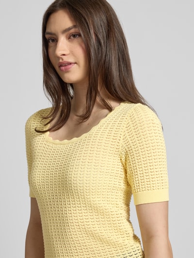Frauenmodel trägt Damen T-Shirt Slim Fit T-Shirt aus reiner Baumwolle Modell 'SCOUT' von Pieces, Optik: Unifarben, Struktur, semitransparente-Optik, U-Ausschnitt, Kurzarm, Ärmelabschluss und Rumpfabschluss gerippt, Materialverarbeitung: Strick, Material: reine Baumwolle, Nahaufnahme Oberkörper.