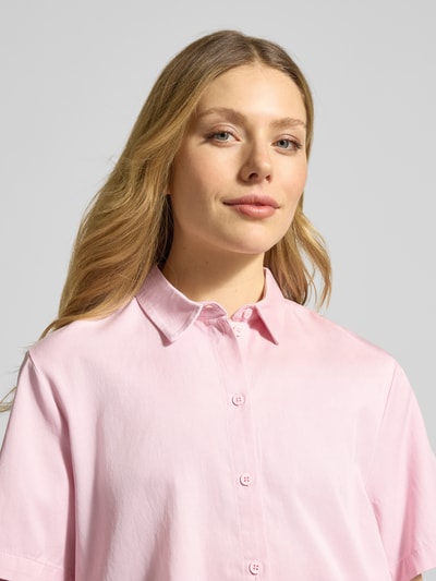 Frauenmodel trägt Boxy Fit Bluse aus Lyocell-Baumwoll-Mix von Jake*s Casual in zartem Rosa mit Hemdblusenkragen und Knopfleiste, Nahaufnahme Oberkörper.