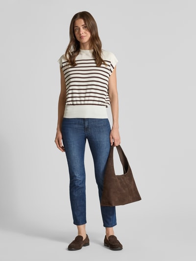 Frauenmodel trägt Culotte im 5-Pocket-Design von Christian Berg Woman aus Baumwoll-Mix mit Stretch-Anteil, Wide-Leg-Fit, Ganzkörperansicht von vorne.