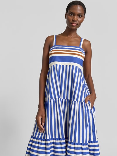 Vrouwenmodel draagt Midikleid im Stufen-Look van Stefanel, puur katoen, a-lijn, carré-hals, blauw-witte strepen, detailopname bovenlichaam.