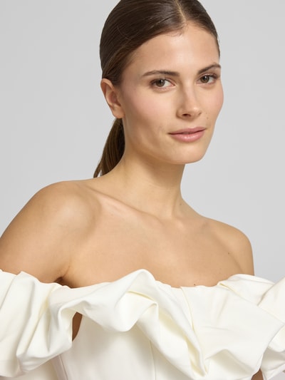 Vrouwenmodel draagt Off-Shoulder-Kleid mit Rüschen Modell 'Tammie' van Forever New, wit, stretchmateriaal, nauwsluitende fit, detailopname bovenlichaam.