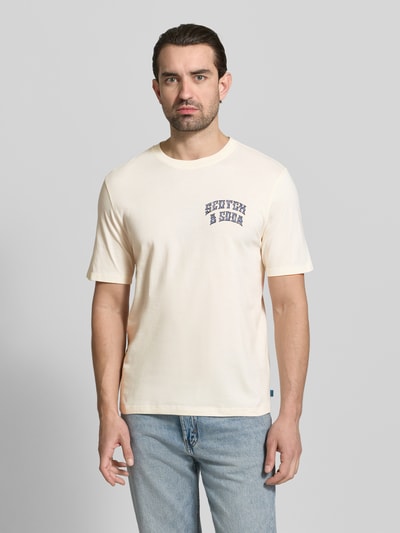 Mannelijk model draagt T-shirt met Label-Prints en ronde hals van Scotch & Soda, puur katoen, regular fit, ruglengte maat M 67 cm, geheel van voren.