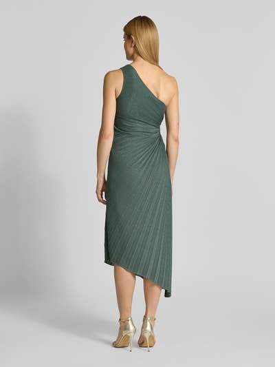 Frauenmodel trägt Cocktailkleid in asymmetrischem Look von V by Vera Mont, Material-Mix mit Stretch-Anteil, Falten, Ganzkörperansicht Rückansicht.